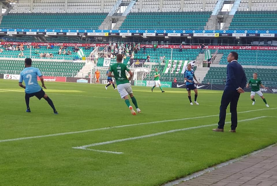 ברק בכר צופה במשחק. המאמן נינוח ובטוח בקבוצה (צילום: באדיבות הפועל תדיראן באר שבע)